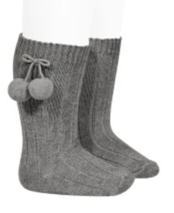 calceta lisa borlas gris claro