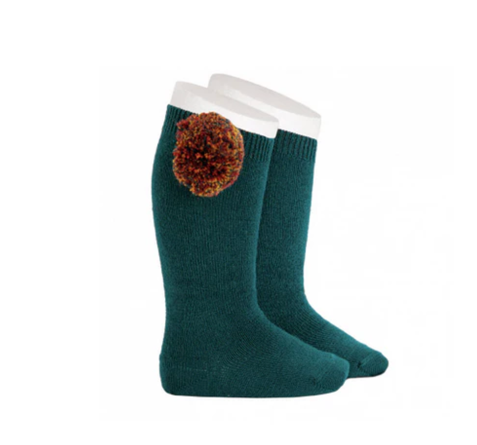 Calcetines altos lisos petroleo con borla multicolor