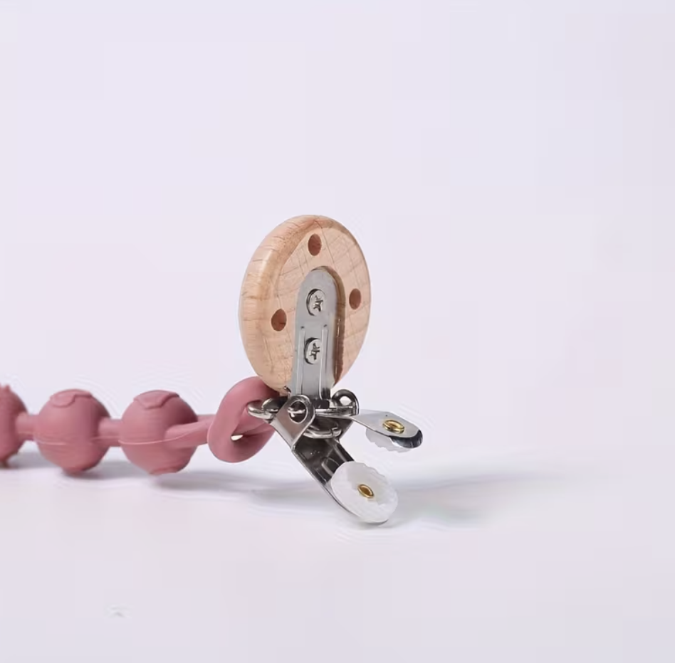 Clip Porta Chupón con Dije de Madera