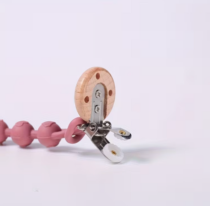 Clip Porta Chupón con Dije de Madera